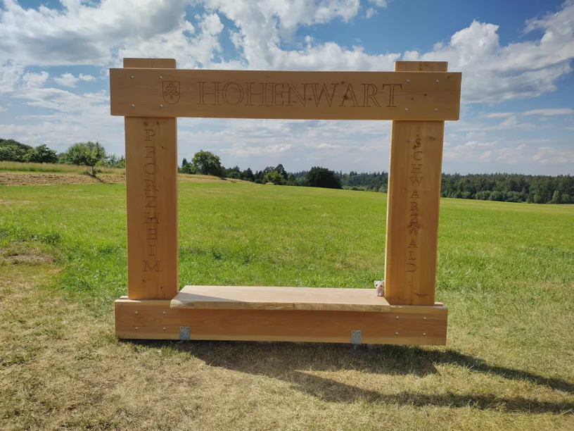 Kleiner Elefant im Hohenwarter Fotorahmen. Sonniges Wetter.