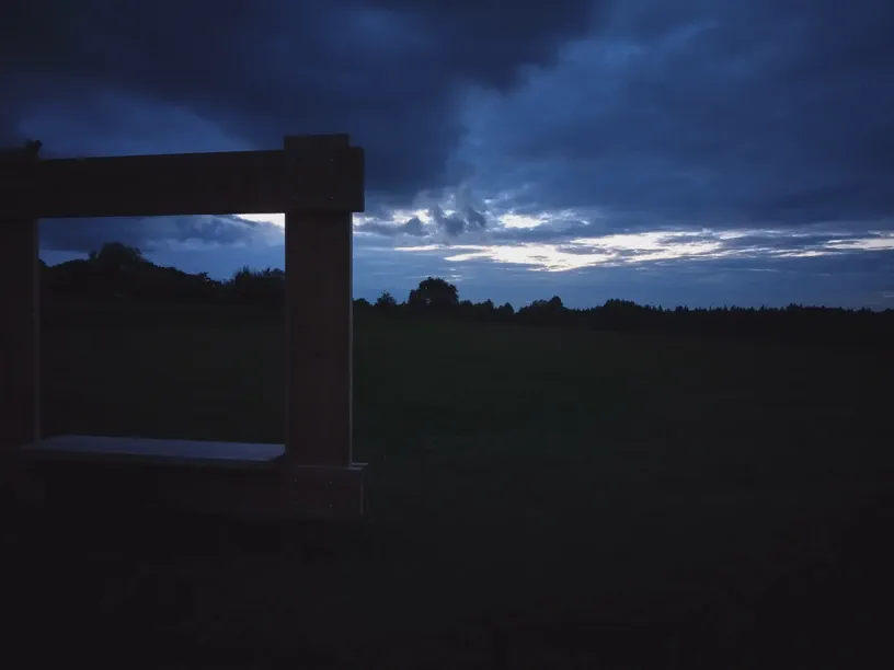 Links oben auf dem Fotorahmen.